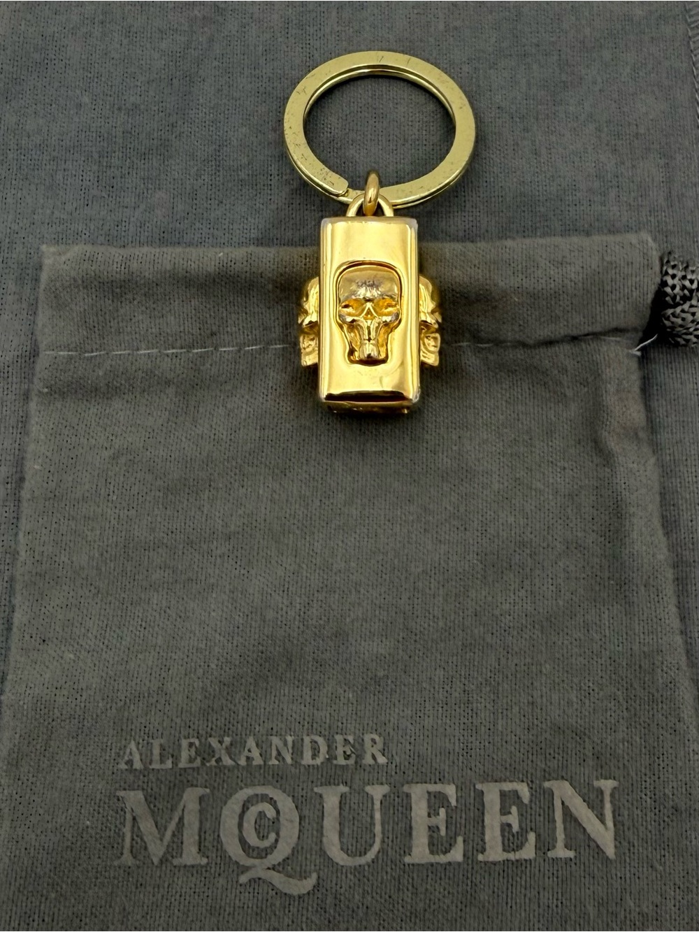 💀McQUEEN London • Unisex Gold Skull Key Ring Bag Charm - Picture 2 of 12